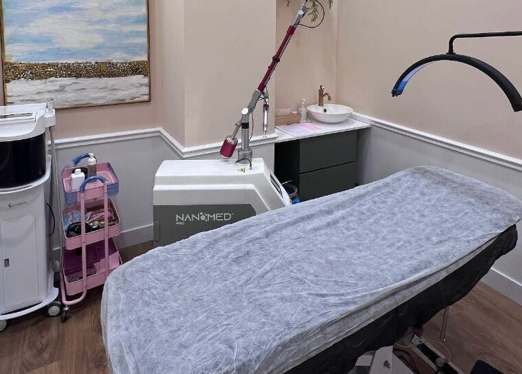 Sala de tratamientos en Teboribrows, Madrid, Comunidad De Madrid, ES, con camilla y equipamiento moderno.