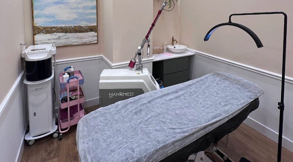 Sala de tratamientos en Teboribrows, Madrid, Comunidad De Madrid, ES, con camilla y equipamiento moderno.