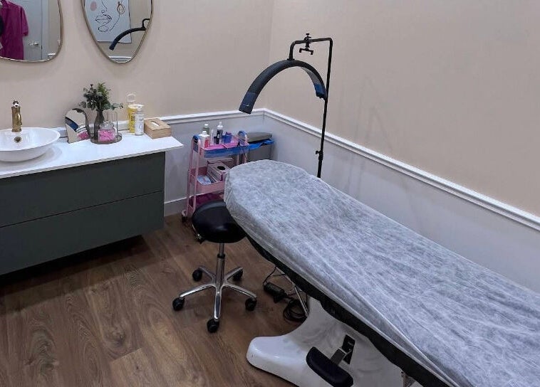 Habitación de tratamiento en Teboribrows, Madrid, Comunidad De Madrid, ES, con camilla y lavabo.