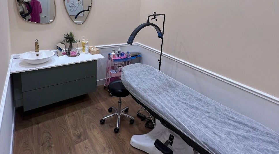 Habitación de tratamiento en Teboribrows, Madrid, Comunidad De Madrid, ES, con camilla y lavabo.