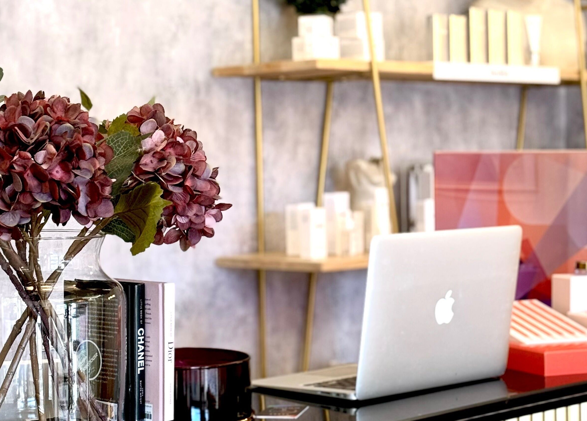 Interior elegante de Teboribrows en Madrid, Comunidad De Madrid, ES con flores y productos de belleza.