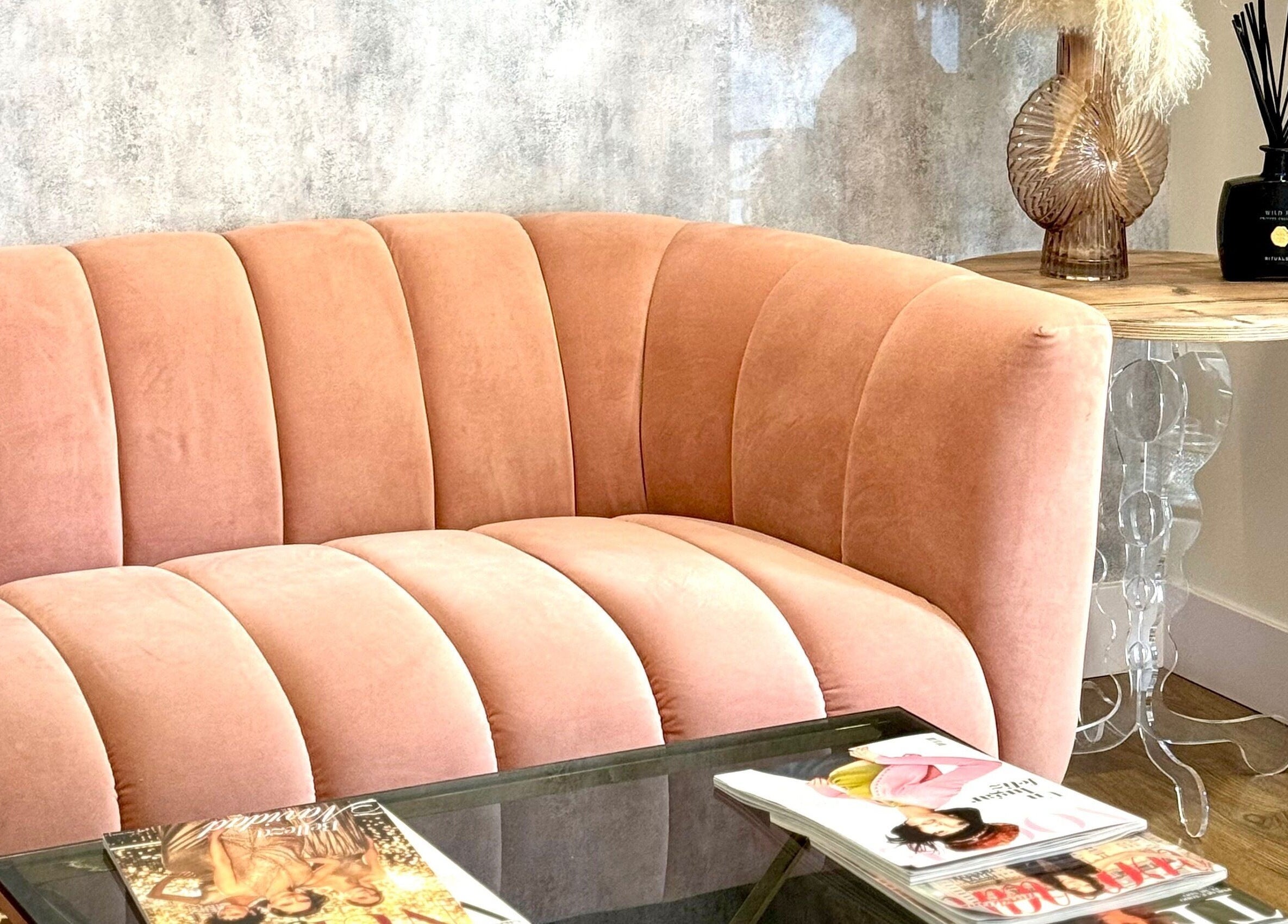 Elegante salón en Teboribrows, Madrid, Comunidad De Madrid, ES con sofá rosa y decoración de mesa.