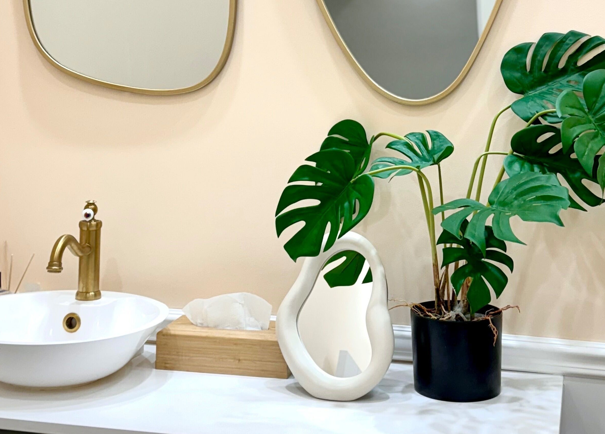 Encantador rincón de Teboribrows en Madrid, Comunidad De Madrid, ES, con lavabo dorado y planta decorativa.