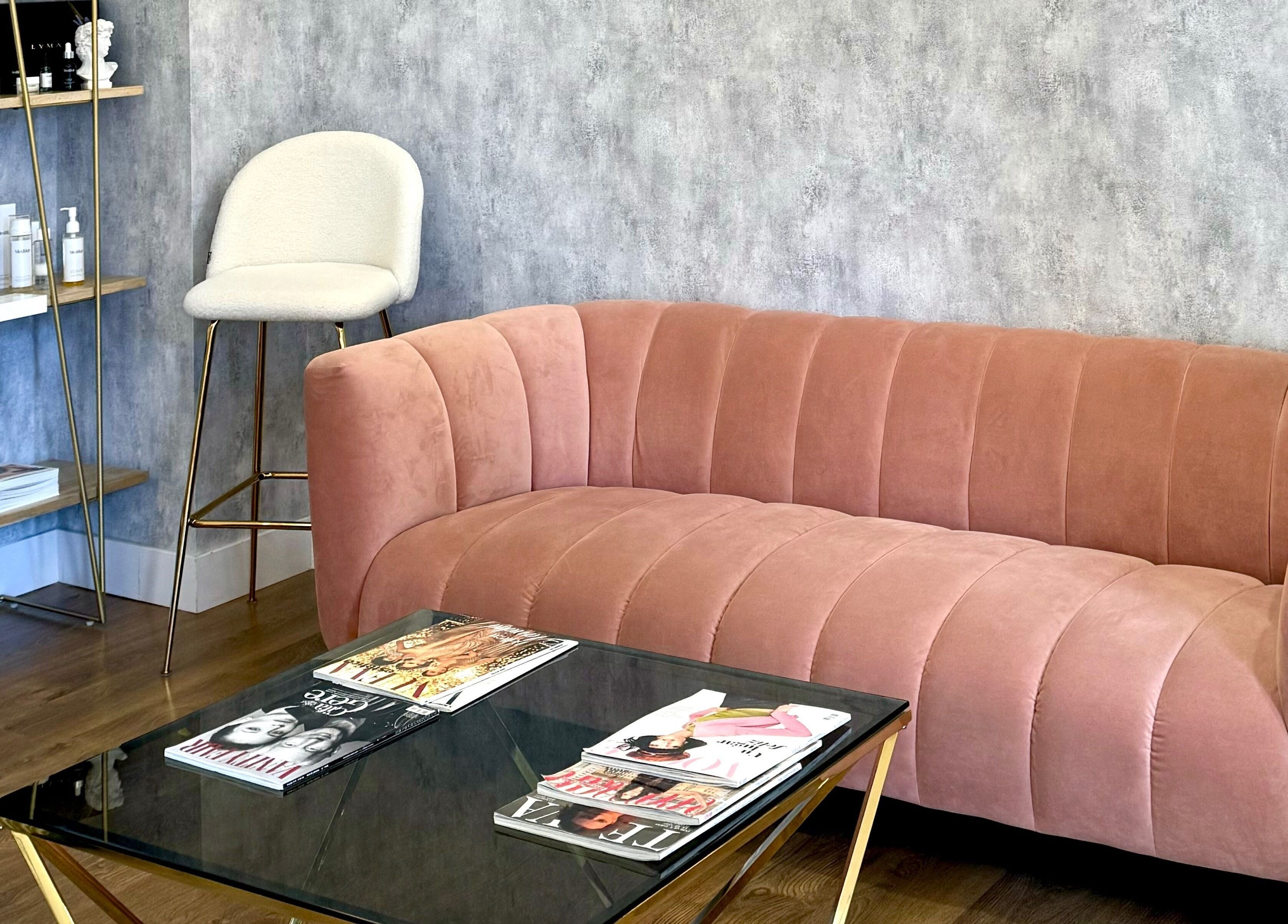 Sofá moderno rosa en Teboribrows, Madrid, Comunidad De Madrid, ES. Ambiente acogedor y estilizado.