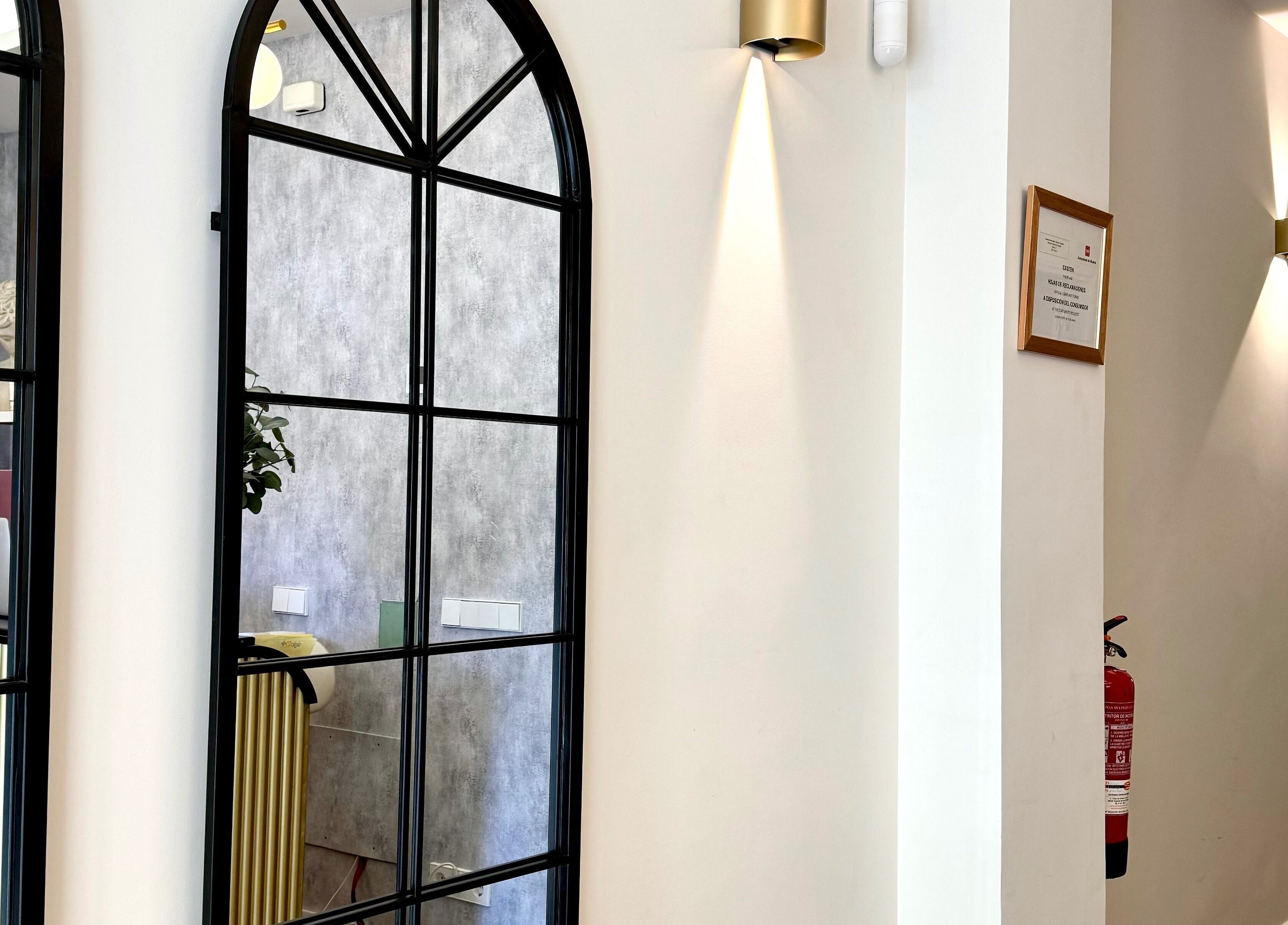 Interior de Teboribrows, Madrid, Comunidad De Madrid, ES, muestra una decoración elegante con espejo y luz suave.