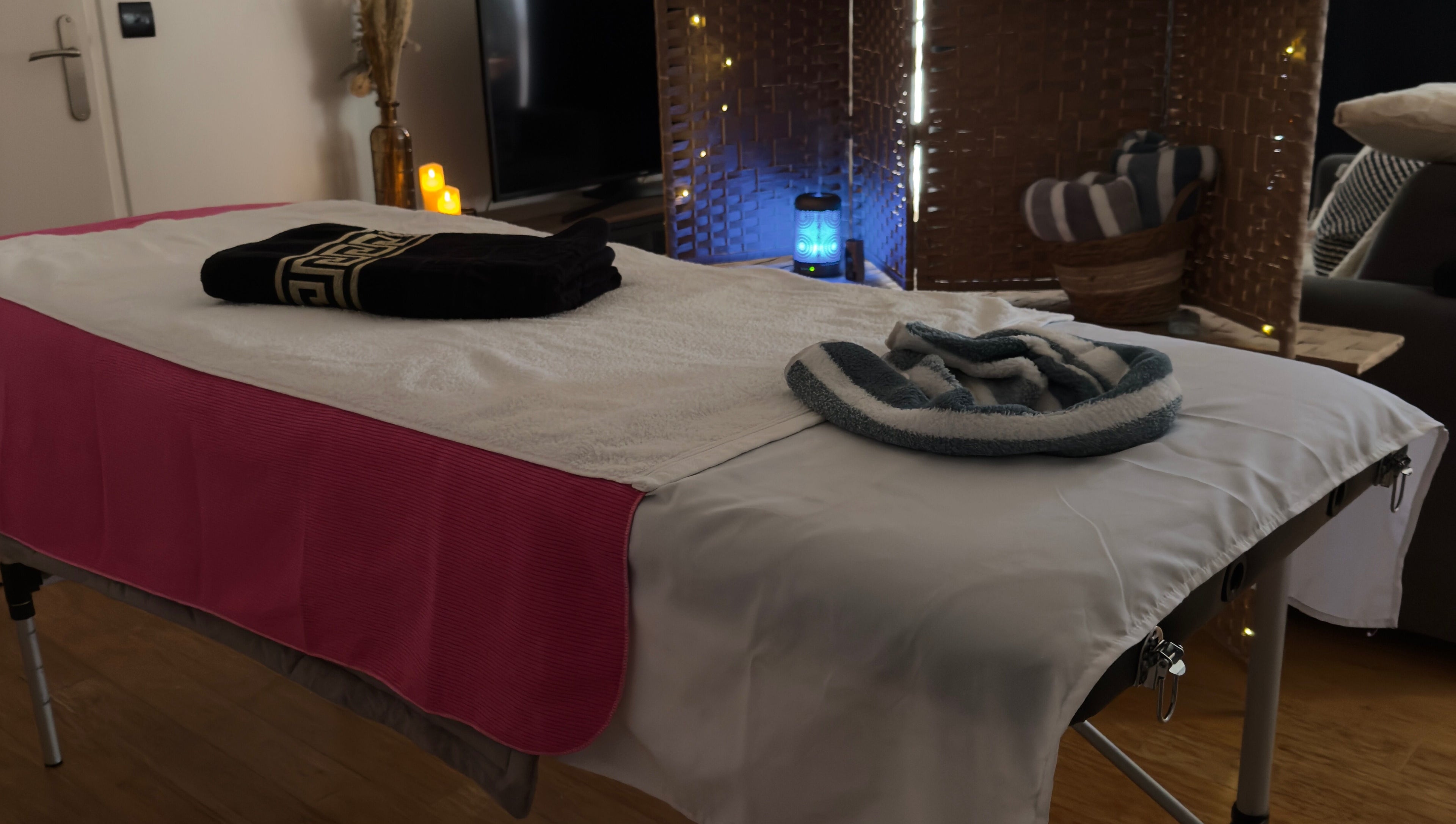 Table de massage élégante chez Entre Deux Mains à Plaisir, Île-de-France, FR, ambiance relaxante.