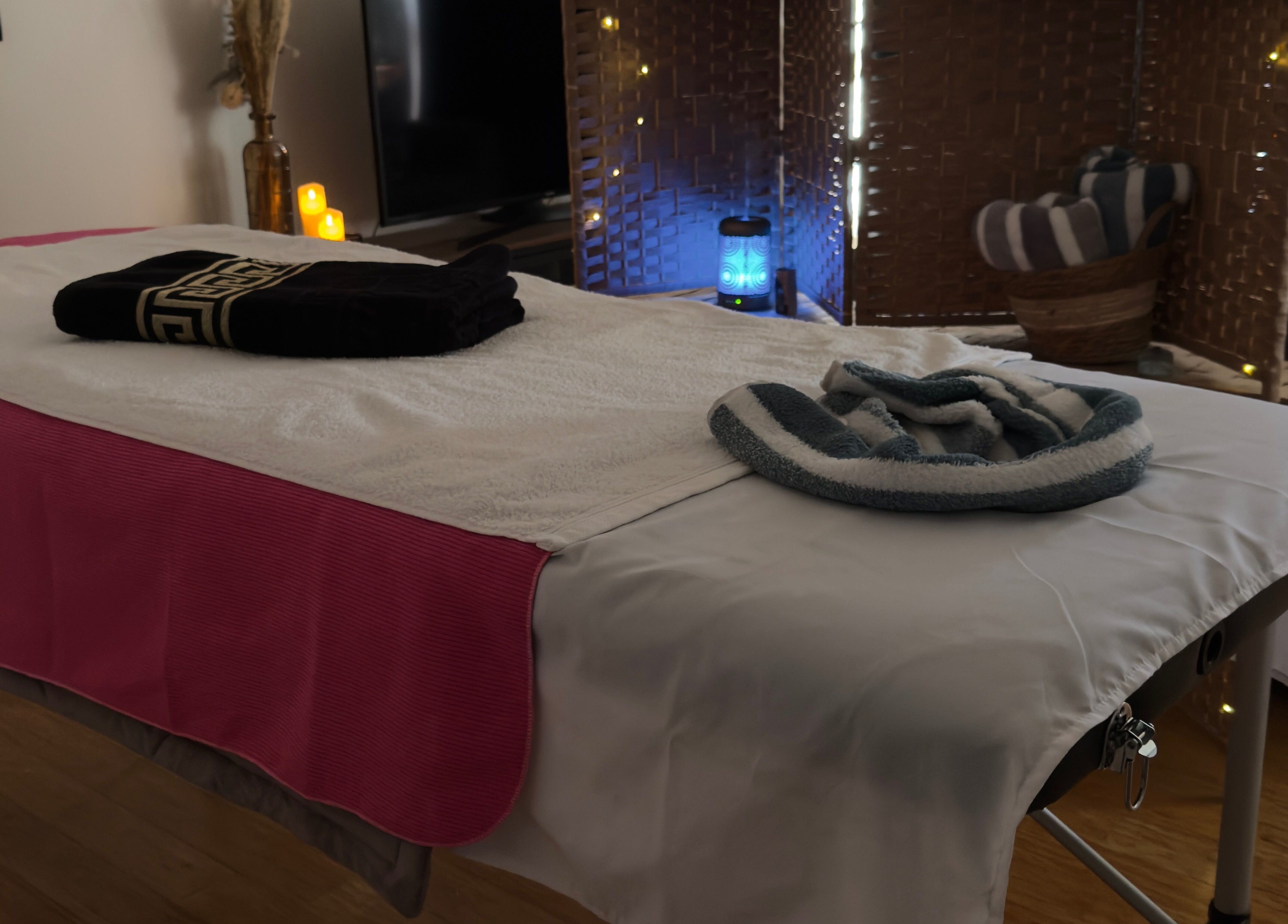 Table de massage élégante chez Entre Deux Mains à Plaisir, Île-de-France, FR, ambiance relaxante.