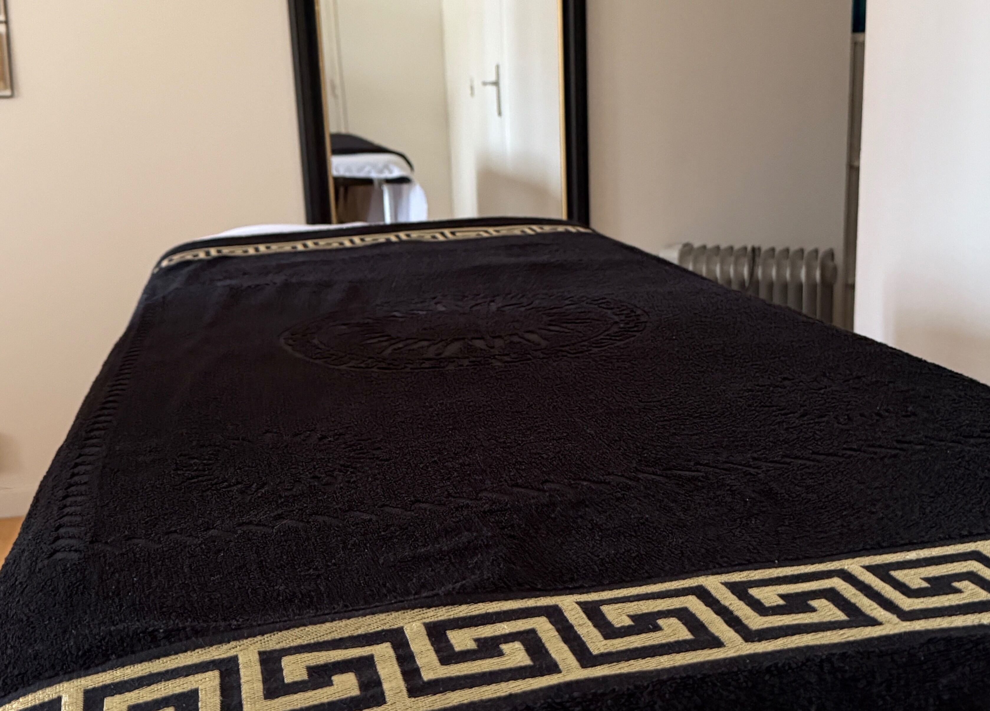 Table de massage élégante à Entre Deux Mains, Plaisir, Île-de-france, FR.