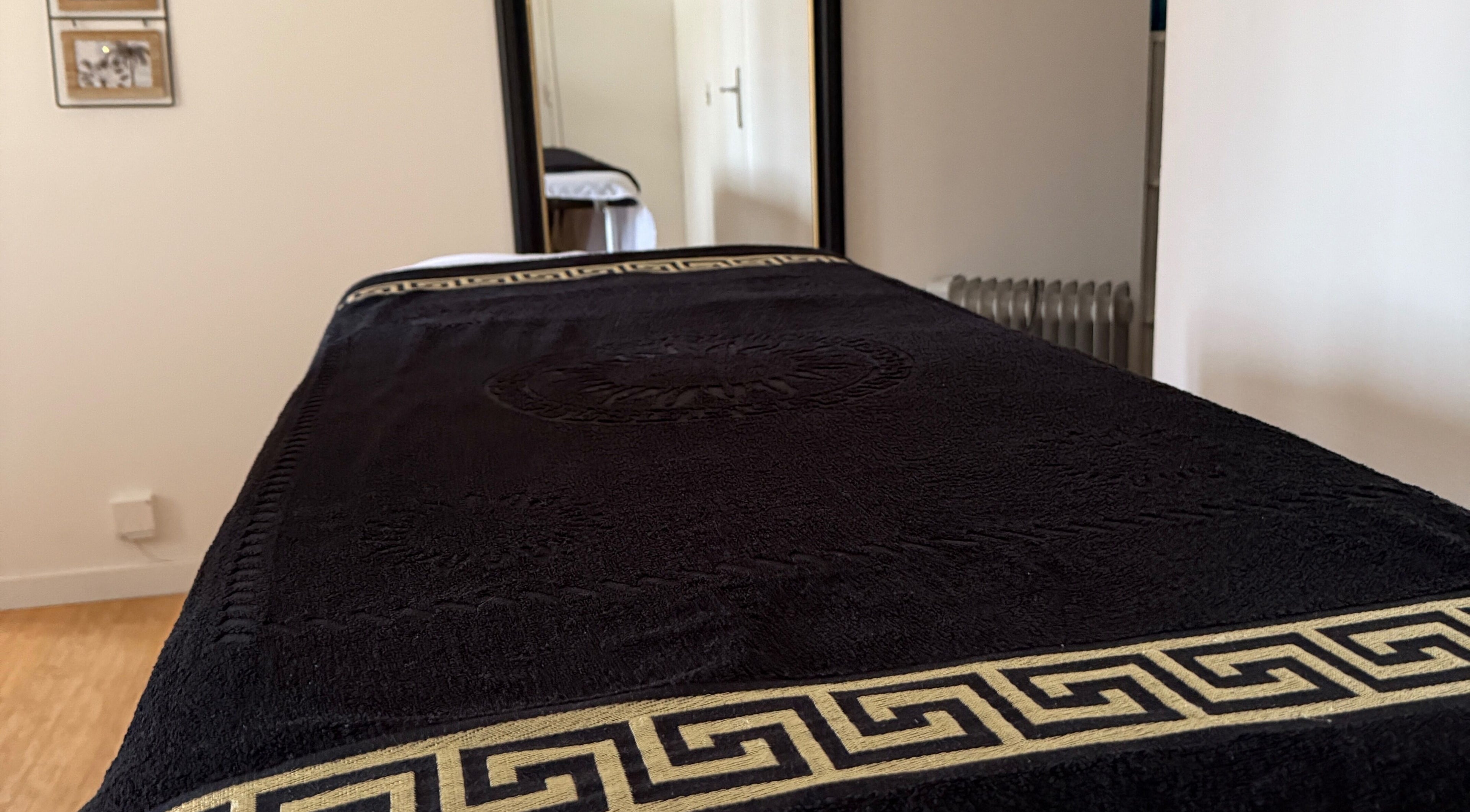 Table de massage élégante à Entre Deux Mains, Plaisir, Île-de-france, FR.