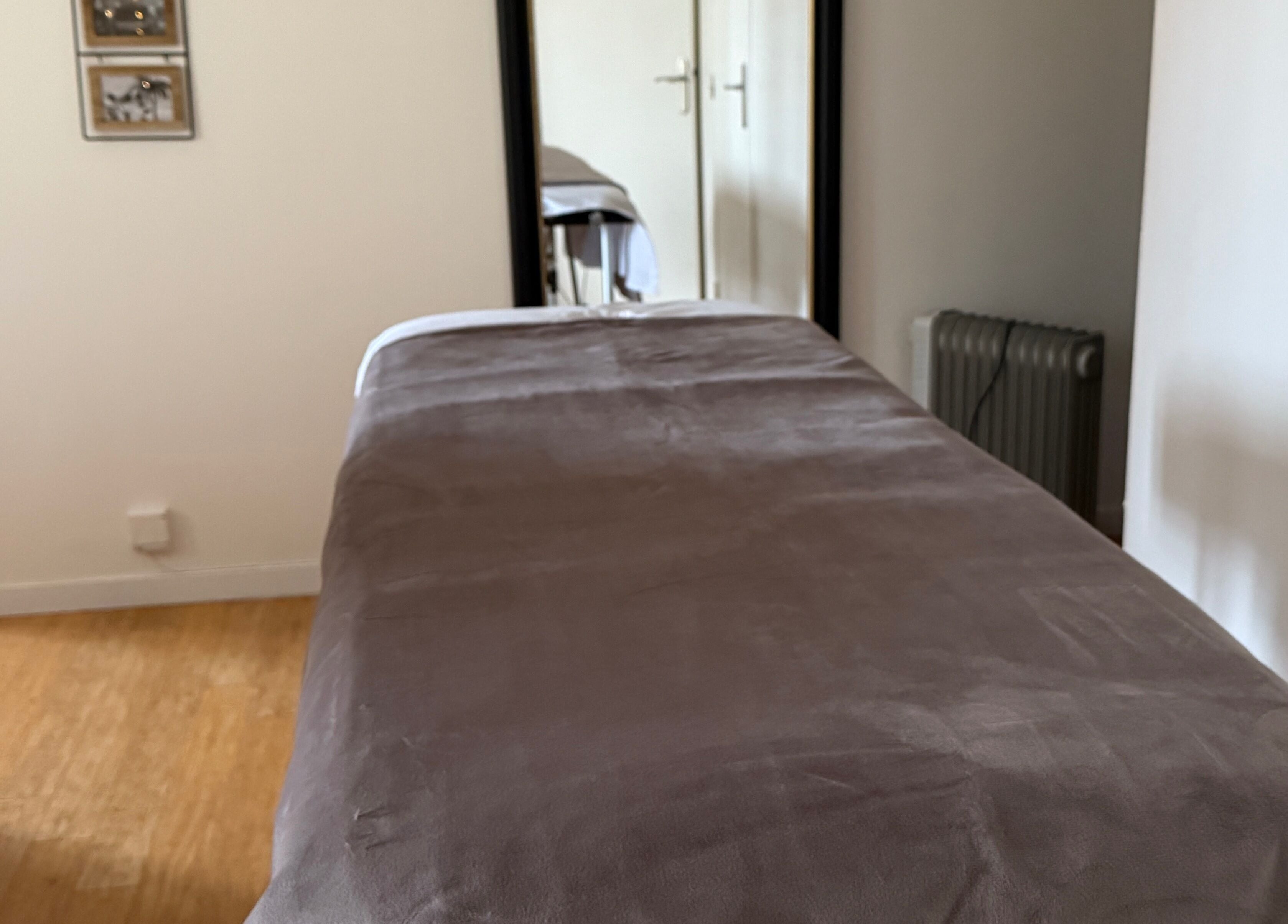 Salle de massage élégante chez Entre Deux Mains, Plaisir, Île-de-France, FR, offrant détente et bien-être.