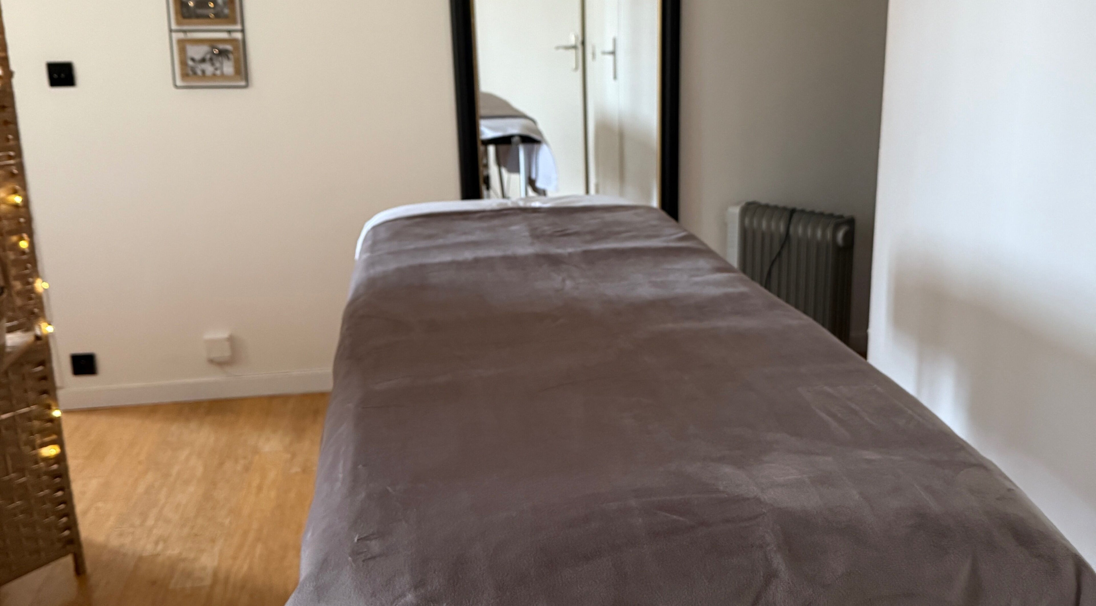 Salle de massage élégante chez Entre Deux Mains, Plaisir, Île-de-France, FR, offrant détente et bien-être.