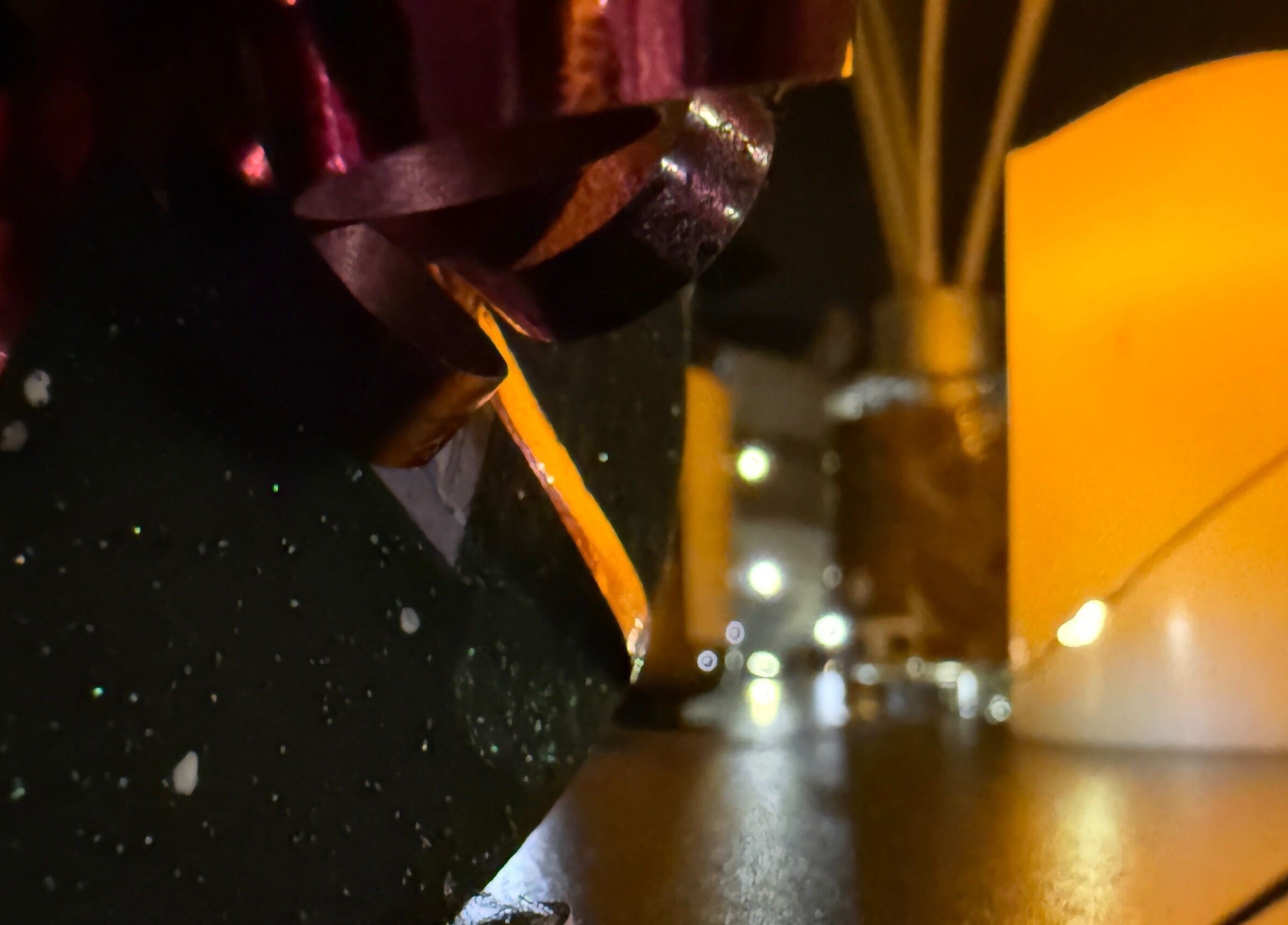 Entre Deux Mains, Plaisir, Île-de-France, avec éclairage doux et décor chaleureux.