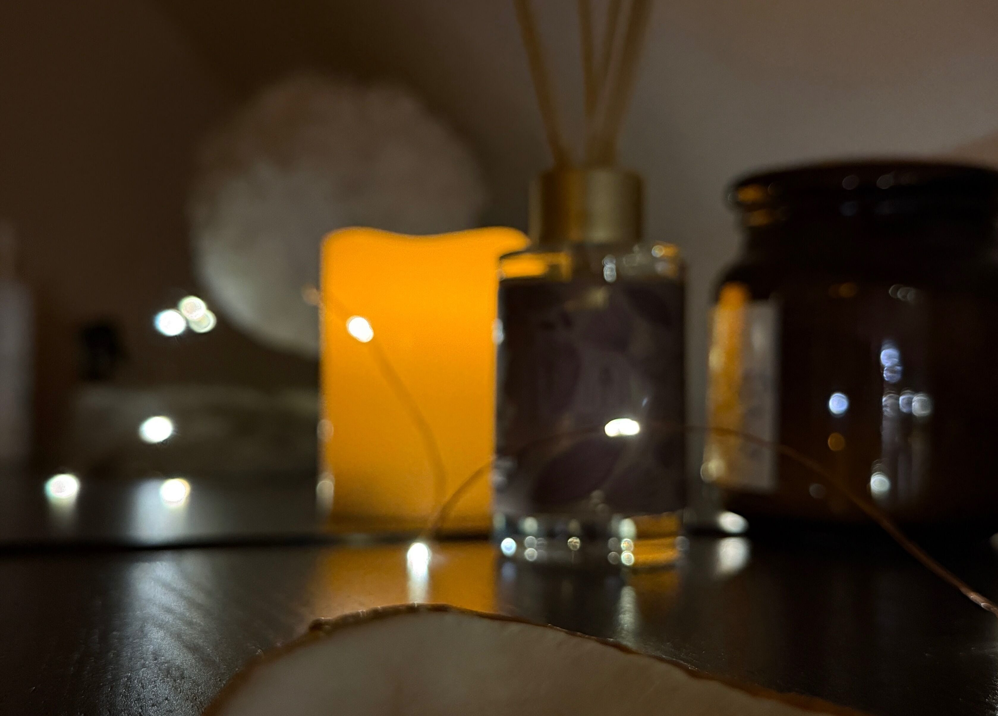 Ambiance tamisée avec bougies et diffuseur à Entre Deux Mains, Plaisir, Île-de-France, FR.