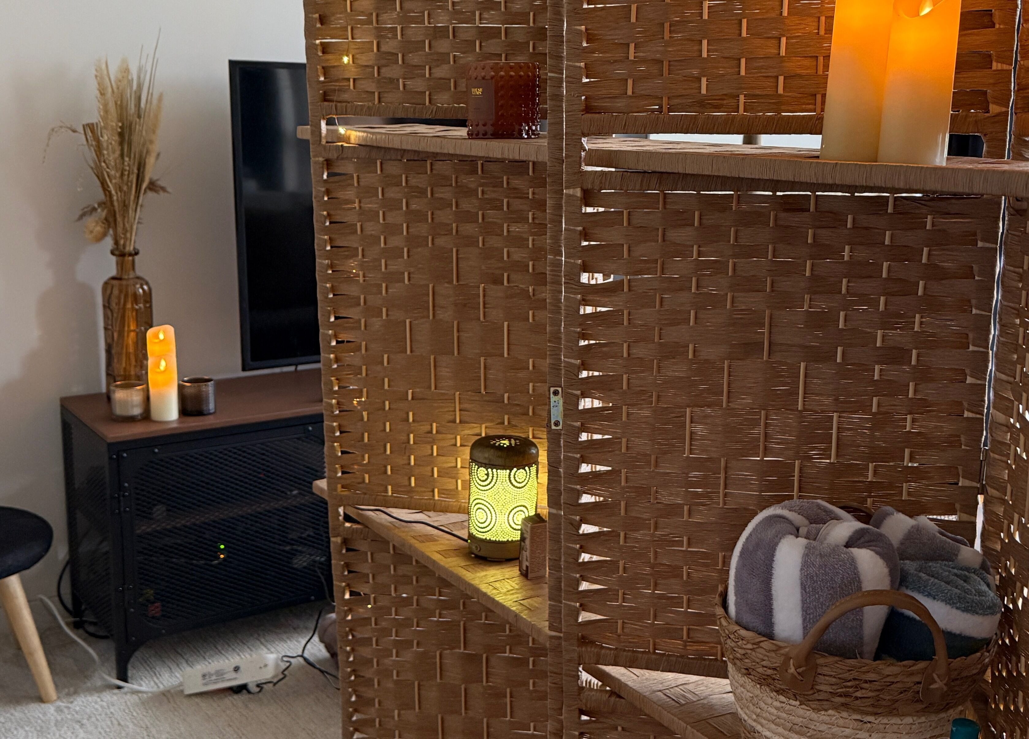 Ambiance chaleureuse à Entre Deux Mains, Plaisir, Île-de-France avec bougies et décoration naturelle.