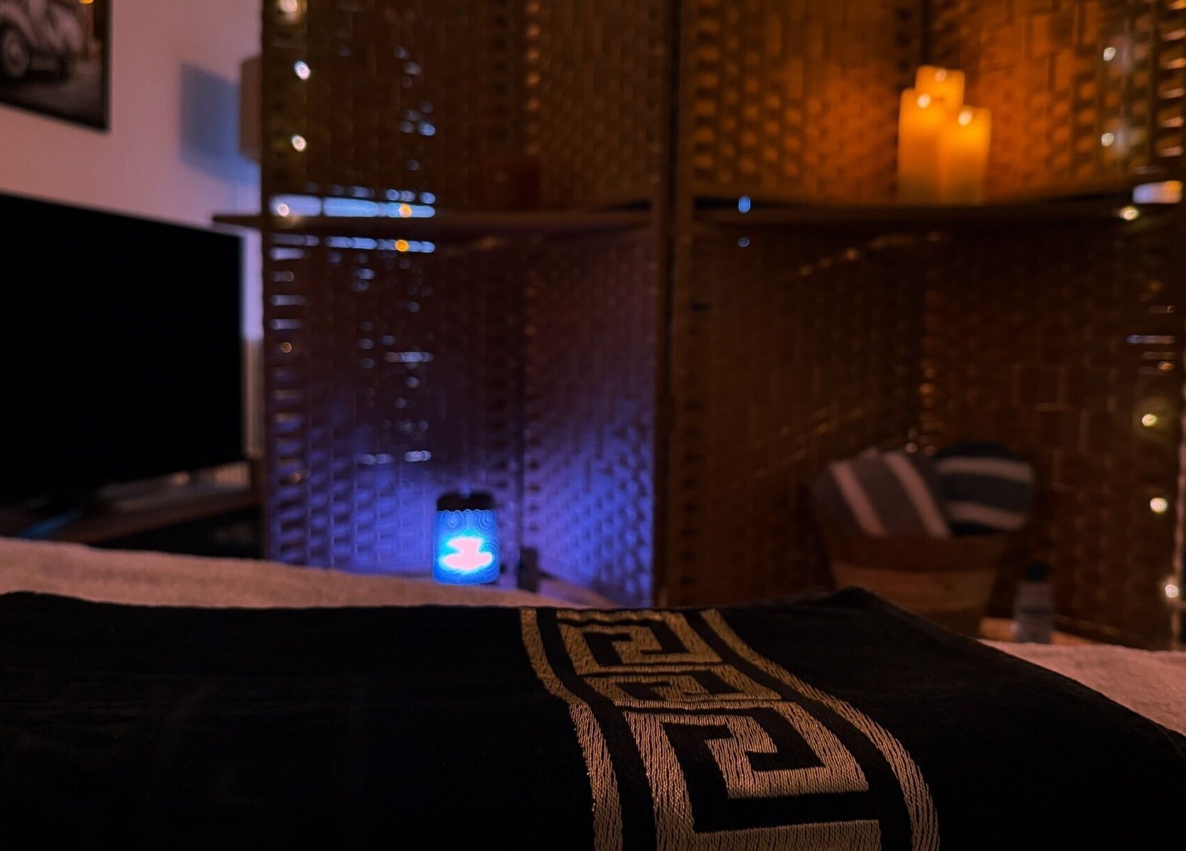 Lumière tamisée et bougies chez Entre Deux Mains, Plaisir, Île-de-France, FR, créant une ambiance relaxante.