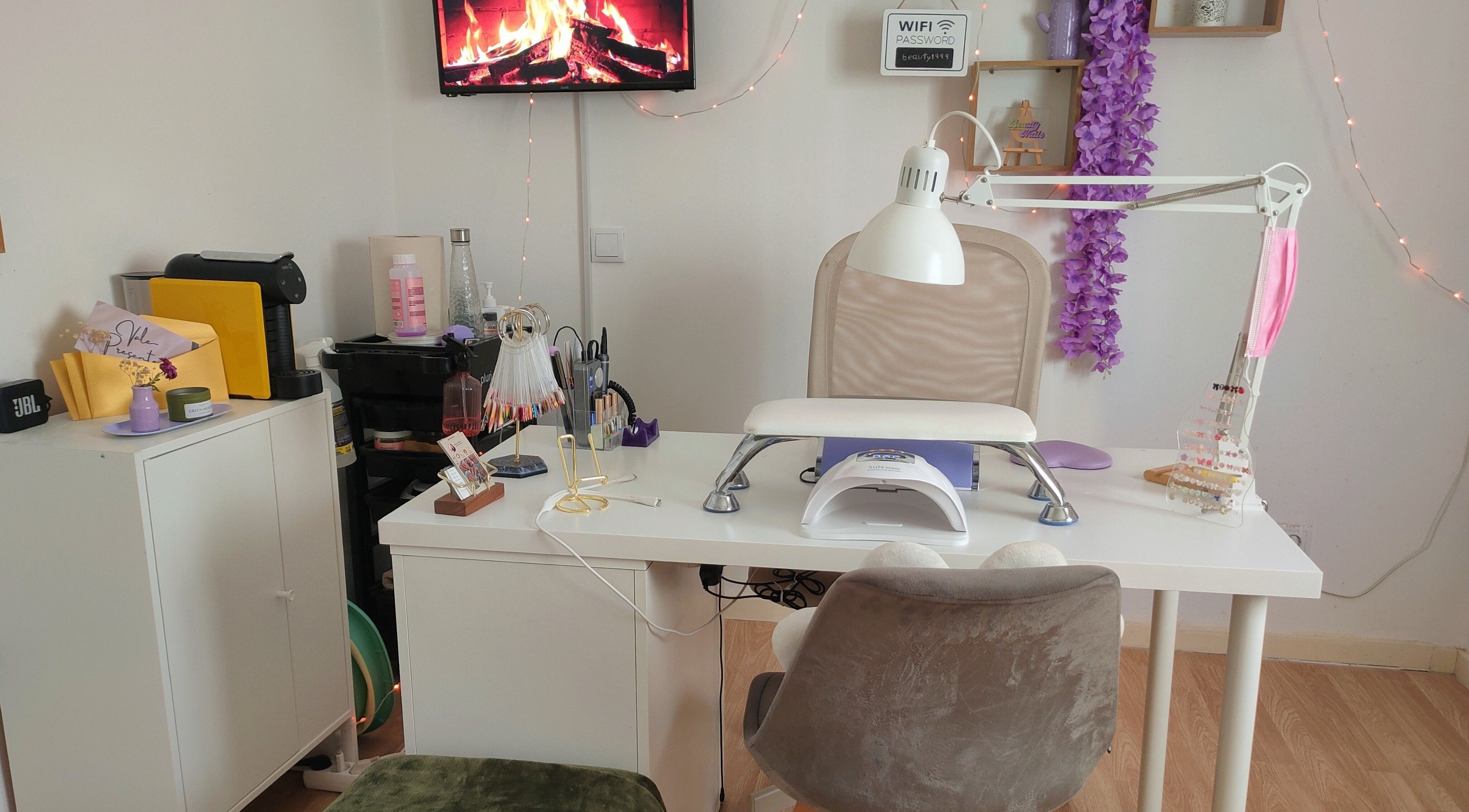 Mesa de estética no Beauty Nails, Valbom, Porto, PT, com decoração acolhedora e equipamento de manicure.