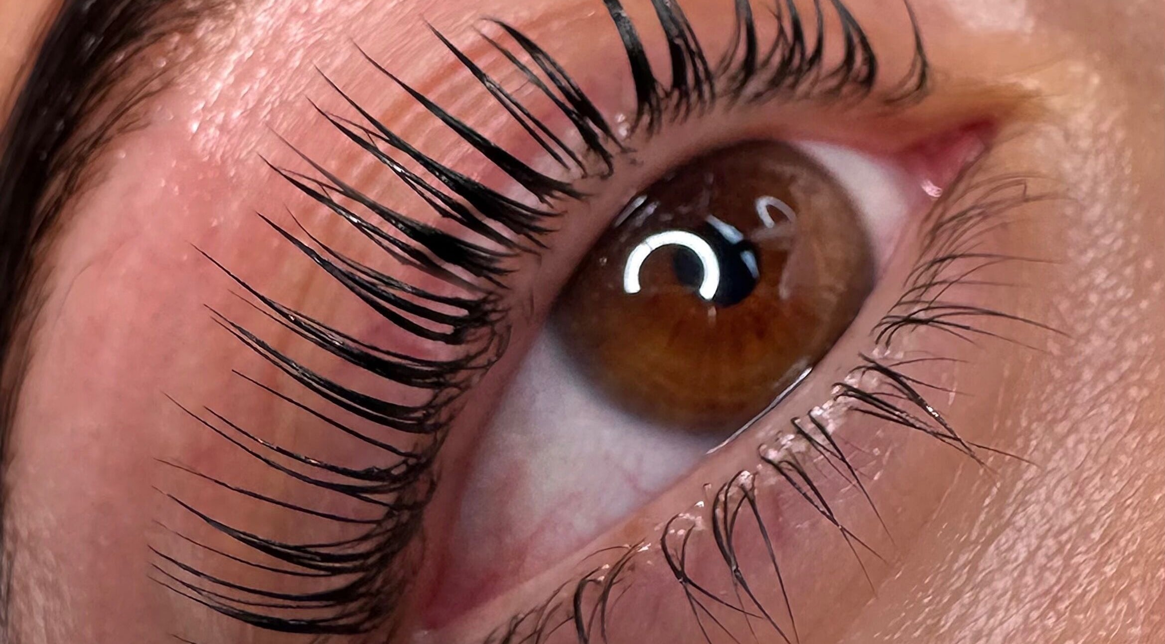 Extension de cils naturels chez Leealashes, Chasse-sur-Rhône, Auvergne-Rhône-Alpes, FR.