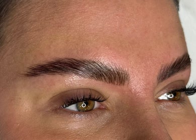 Detailed eyebrow styling at Beauty Calls Mcr Skulpt Studios in Manchester, England, GB. Perfectly shaped brows.