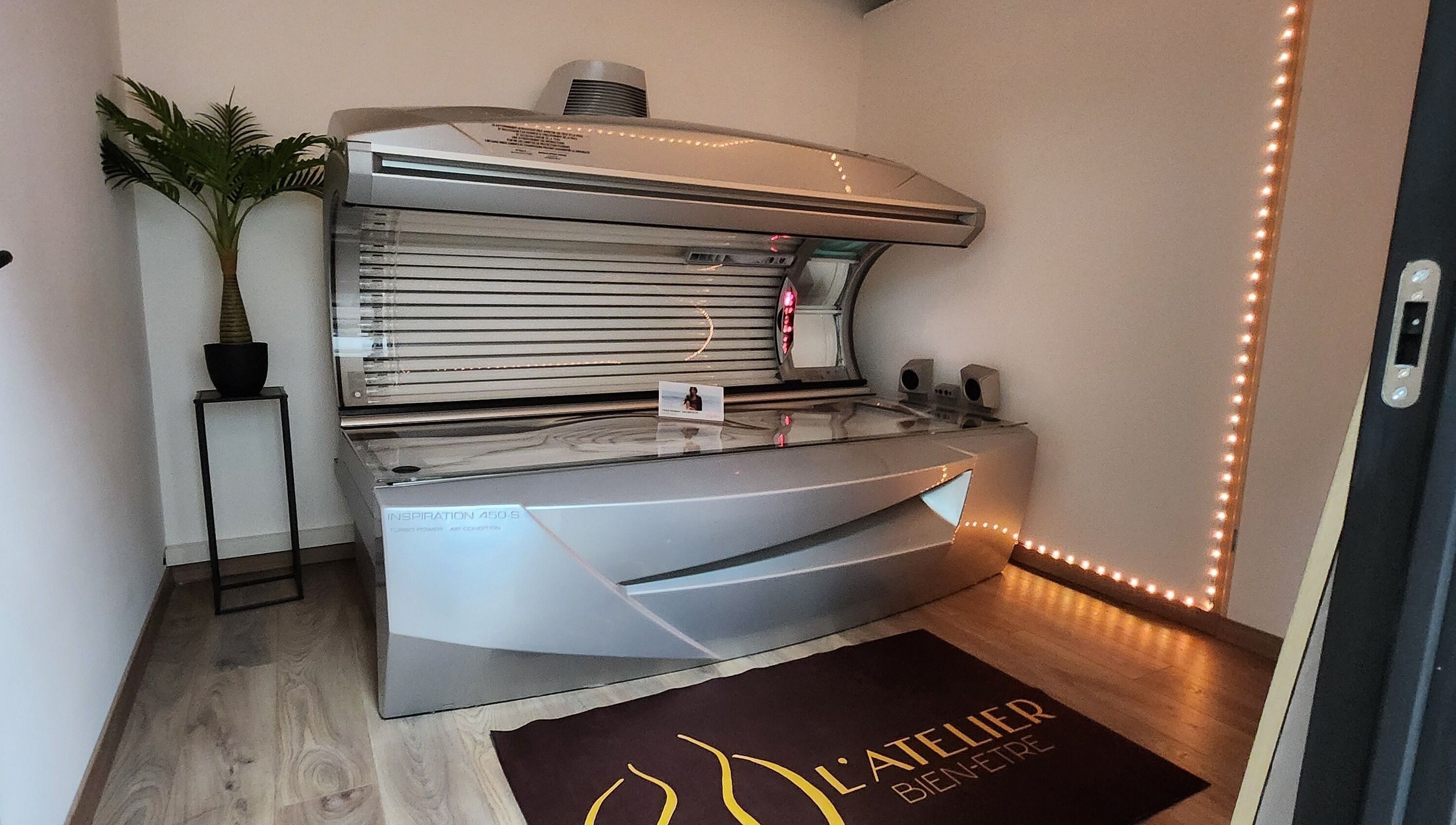 Cabine de bronzage moderne à L'atelier bien-être, Pierrelatte, Auvergne-rhône-alpes, FR.
