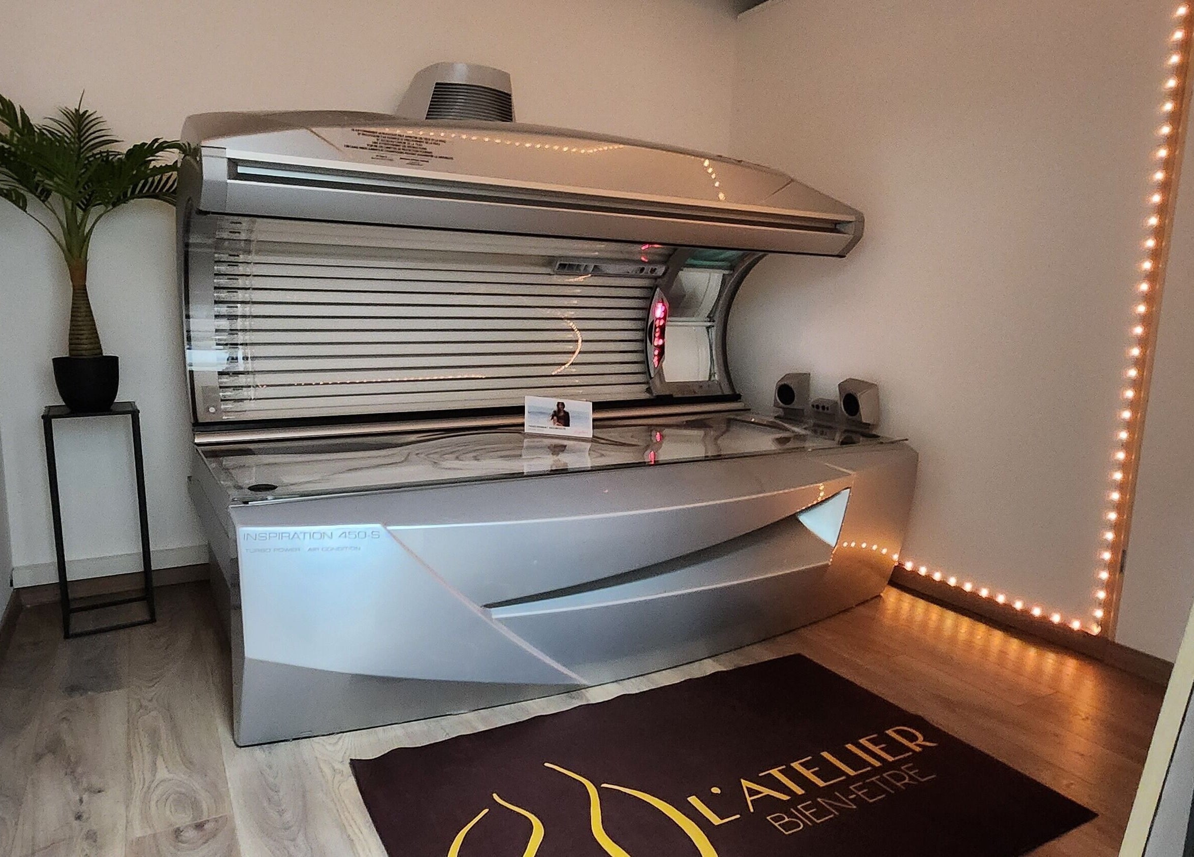 Cabine de bronzage moderne à L'atelier bien-être, Pierrelatte, Auvergne-rhône-alpes, FR.