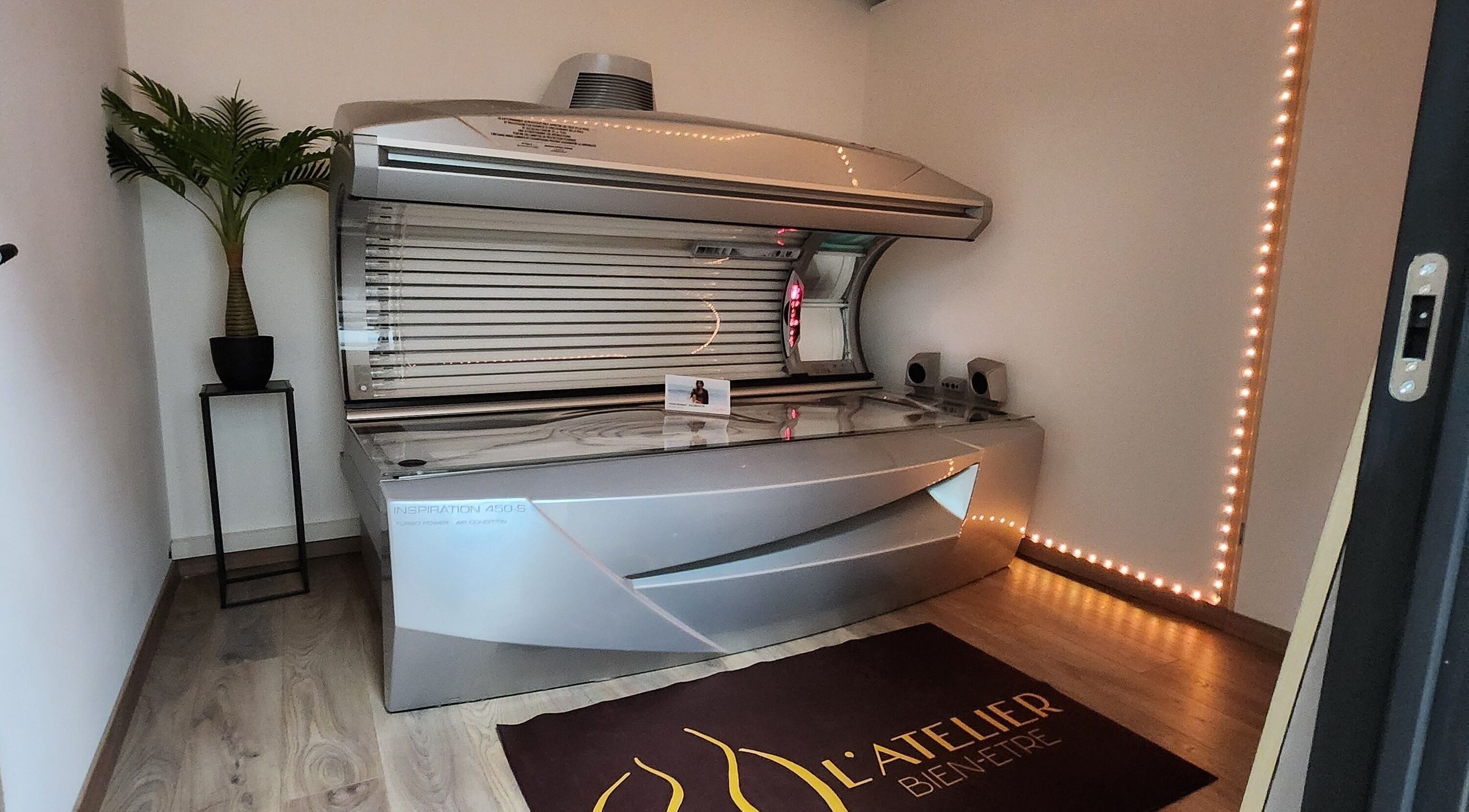 Cabine de bronzage moderne à L'atelier bien-être, Pierrelatte, Auvergne-rhône-alpes, FR.