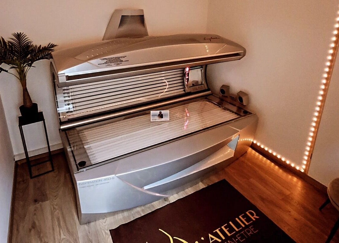 Lit de bronzage moderne chez L'atelier bien-être, Pierrelatte, Auvergne-rhône-alpes, FR.