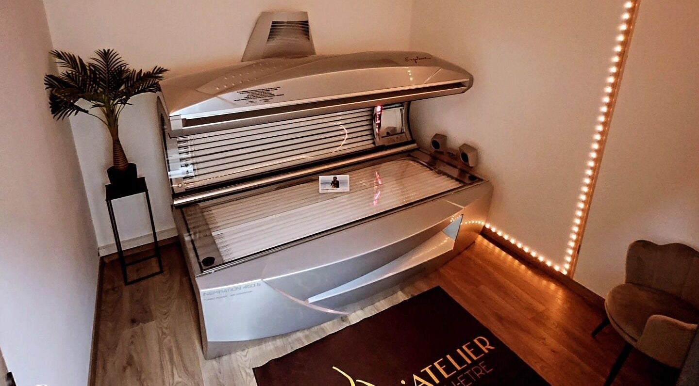 Lit de bronzage moderne chez L'atelier bien-être, Pierrelatte, Auvergne-rhône-alpes, FR.