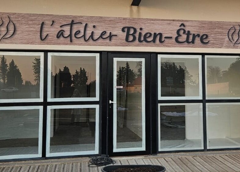 Façade de L'atelier bien-être à Pierrelatte, Auvergne-rhône-alpes, FR, accueillant et moderne.