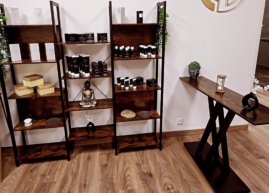 Étagères de produits bien-être à L'atelier bien-être, Pierrelatte, Auvergne-rhône-alpes, FR.