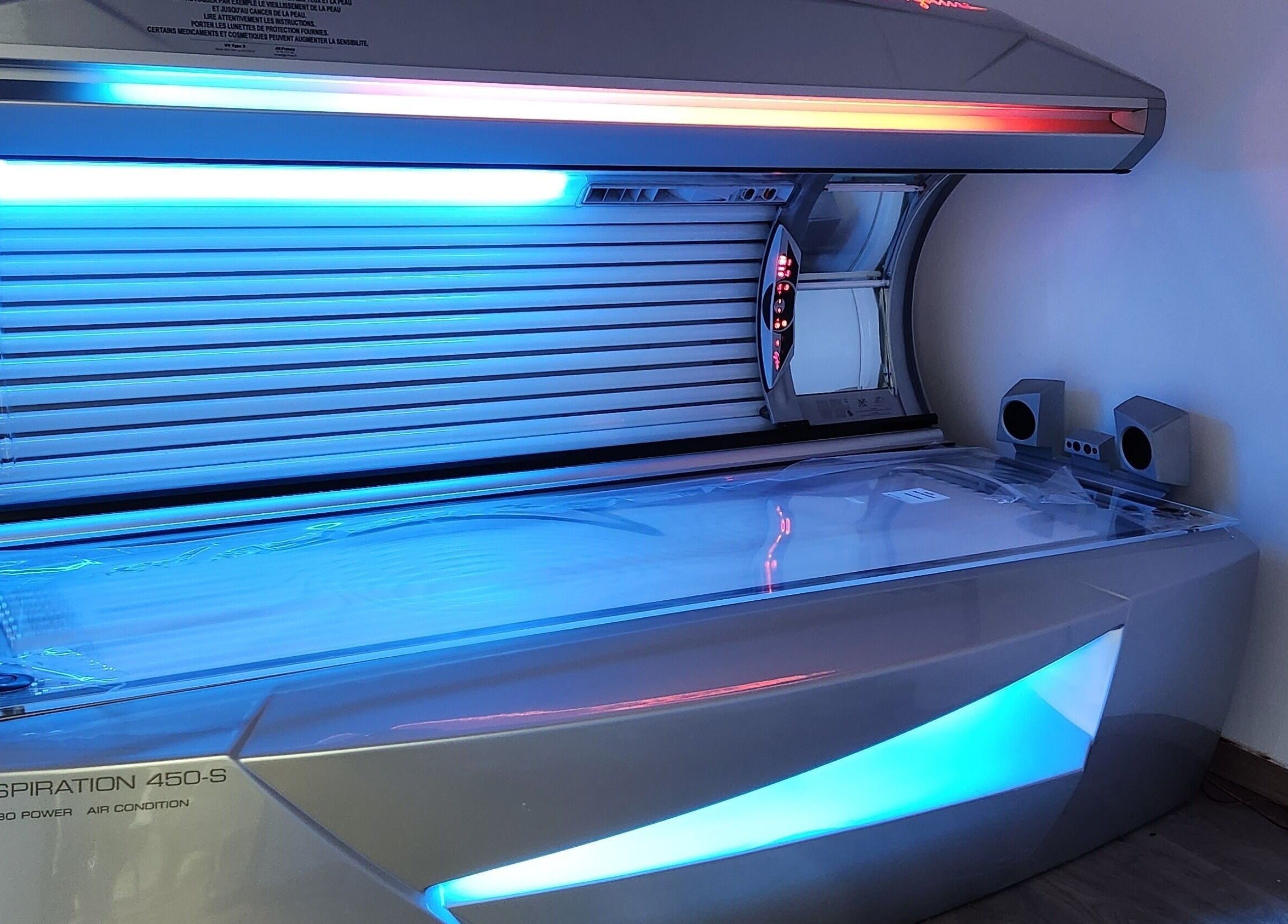 Cabine bronzage moderne à L'atelier bien-être, Pierrelatte, Auvergne-rhône-alpes, FR.