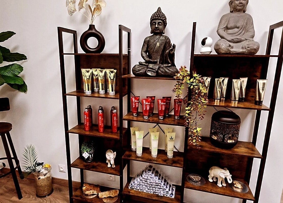Étagère élégante de produits beauté à L'atelier bien-être, Pierrelatte, Auvergne-rhône-alpes, FR.