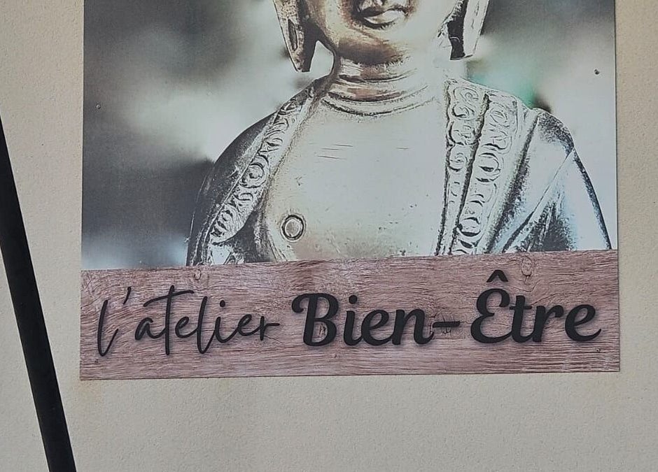 Signe de L'atelier bien-être à Pierrelatte, Auvergne-rhône-alpes, FR avec une statue de Bouddha.