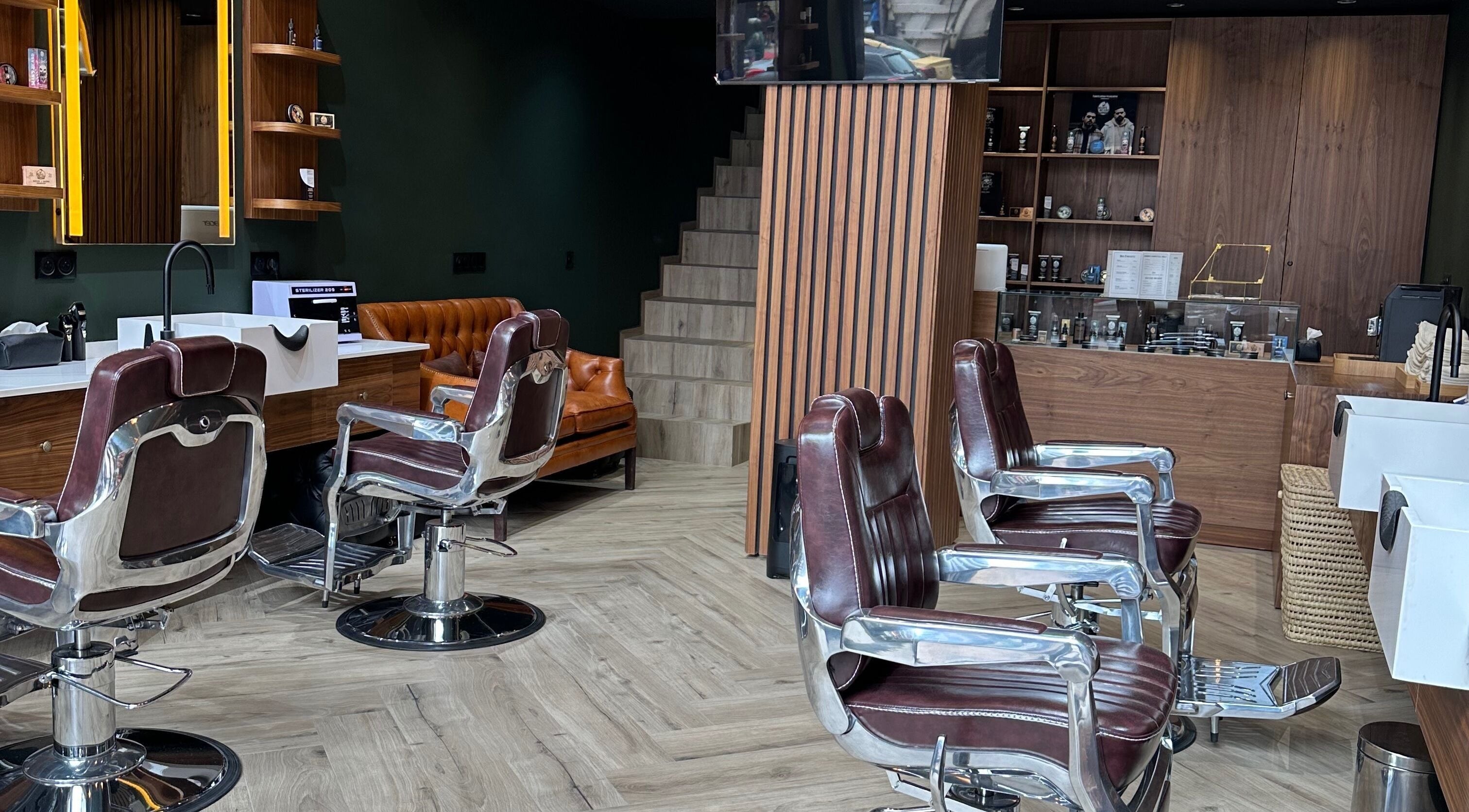 Intérieur chic du salon Man’s Beard Gueliz à Marrakech, Marrakech-safi, MA avec sièges en cuir et décor moderne.