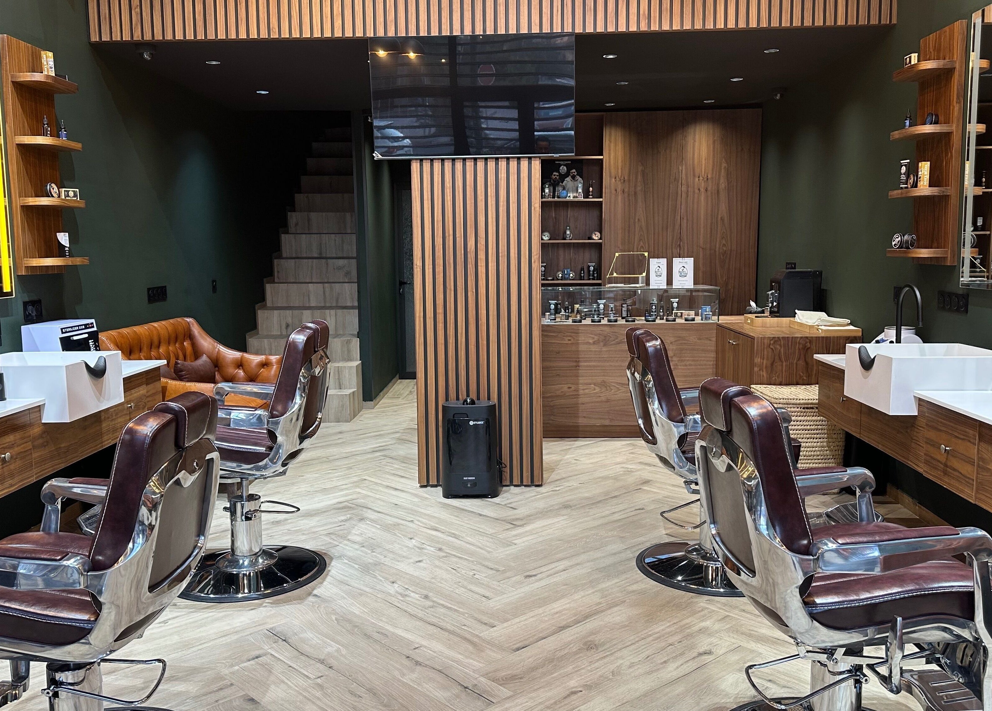 Intérieur élégant de Man’s Beard Gueliz à Marrakech, Marrakech-safi, MA avec fauteuils et lavabos stylés.