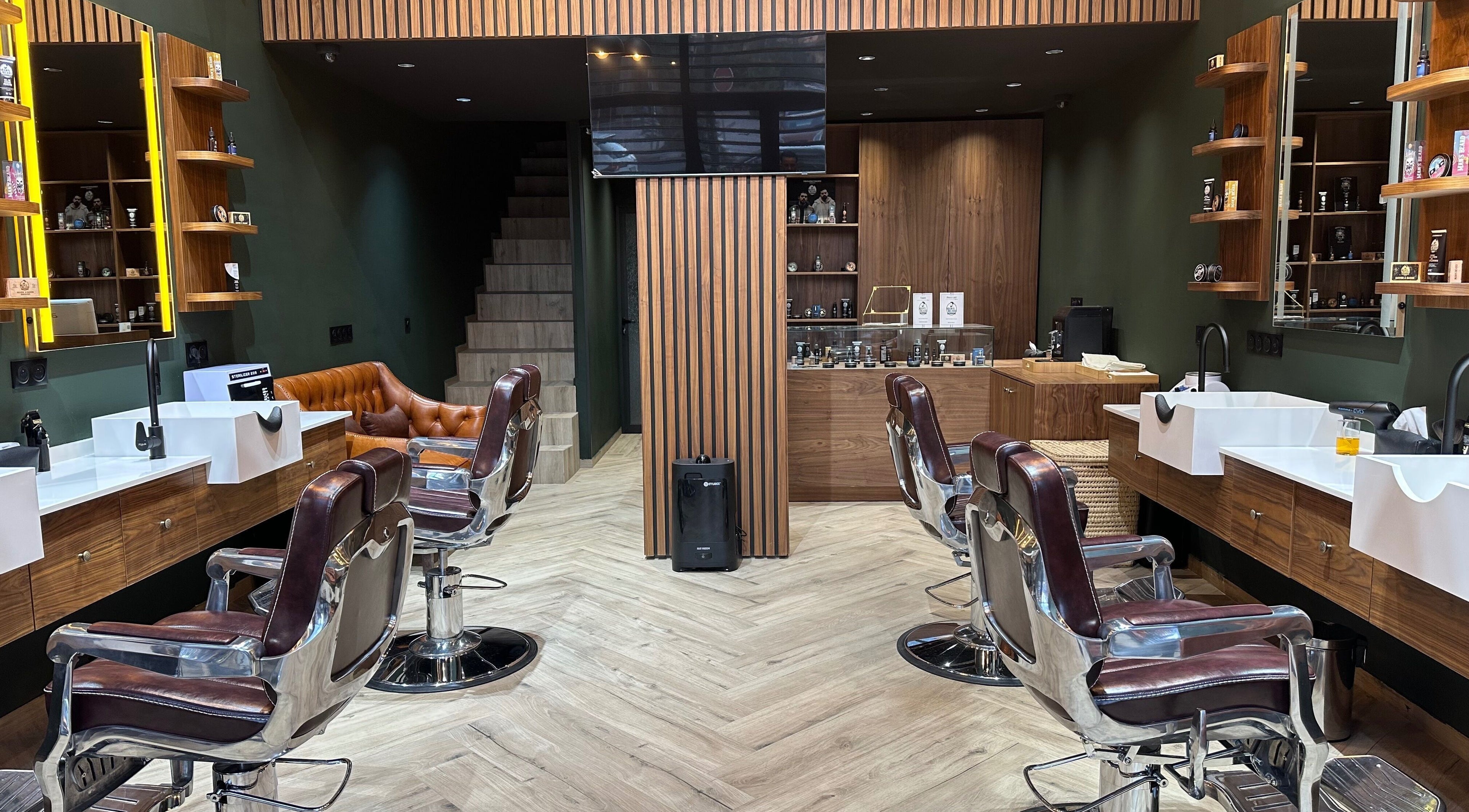 Intérieur élégant de Man’s Beard Gueliz à Marrakech, Marrakech-safi, MA avec fauteuils et lavabos stylés.