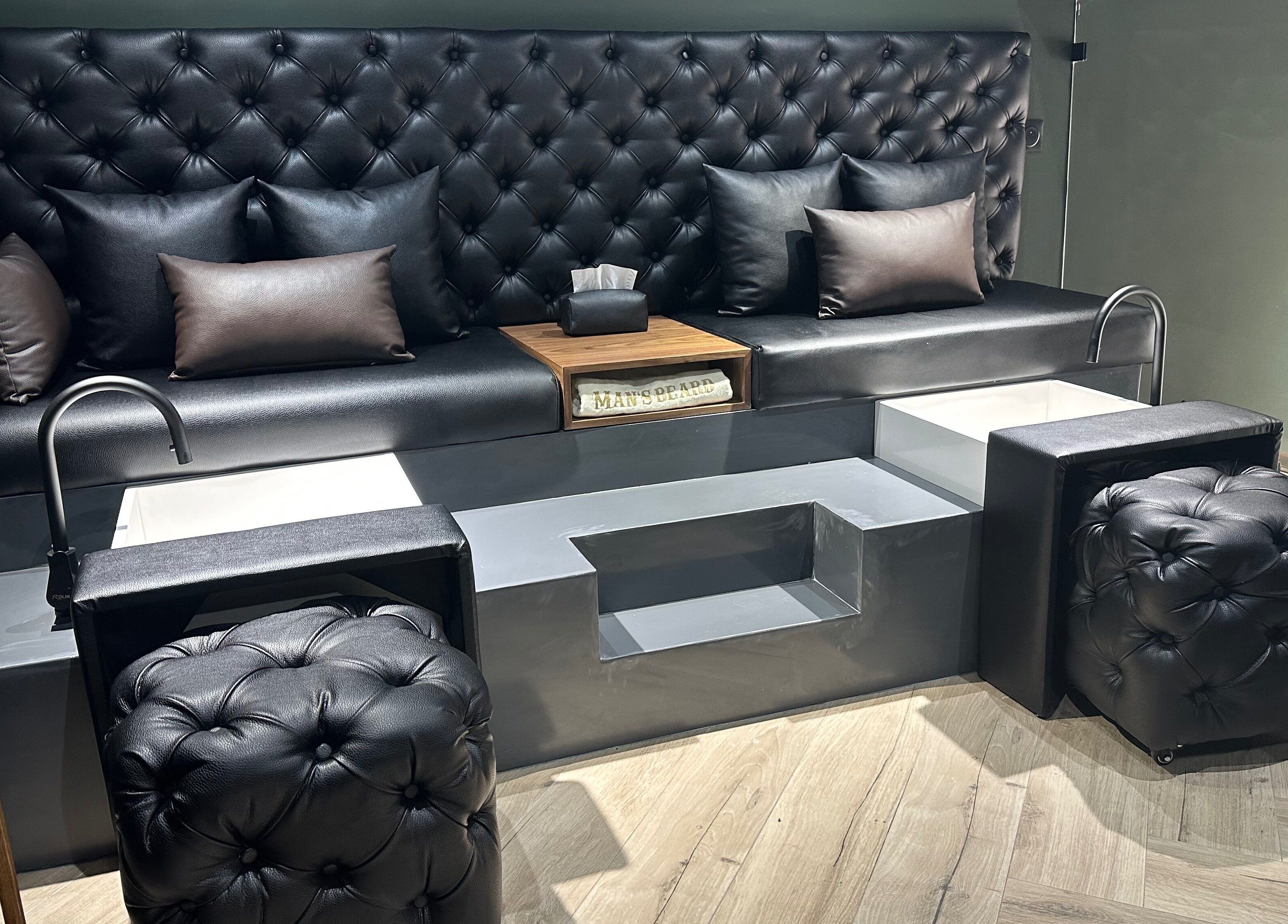 Luxueux spa pour les pieds chez Man’s Beard Gueliz, Marrakech, Marrakech-safi, MA, avec sièges en cuir noir.