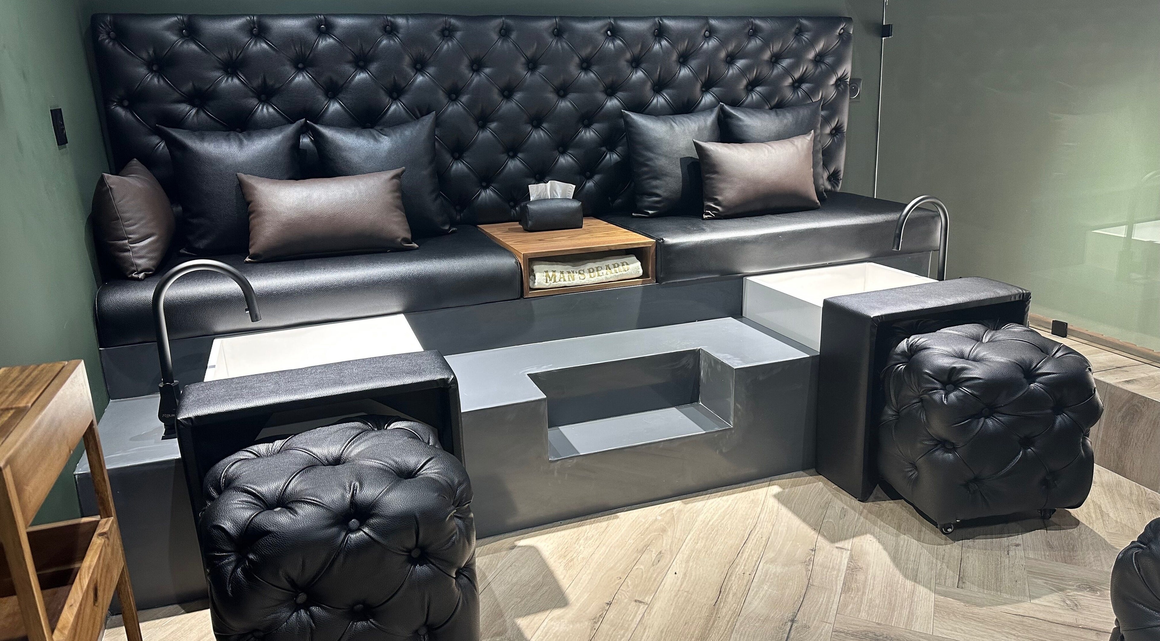 Luxueux spa pour les pieds chez Man’s Beard Gueliz, Marrakech, Marrakech-safi, MA, avec sièges en cuir noir.