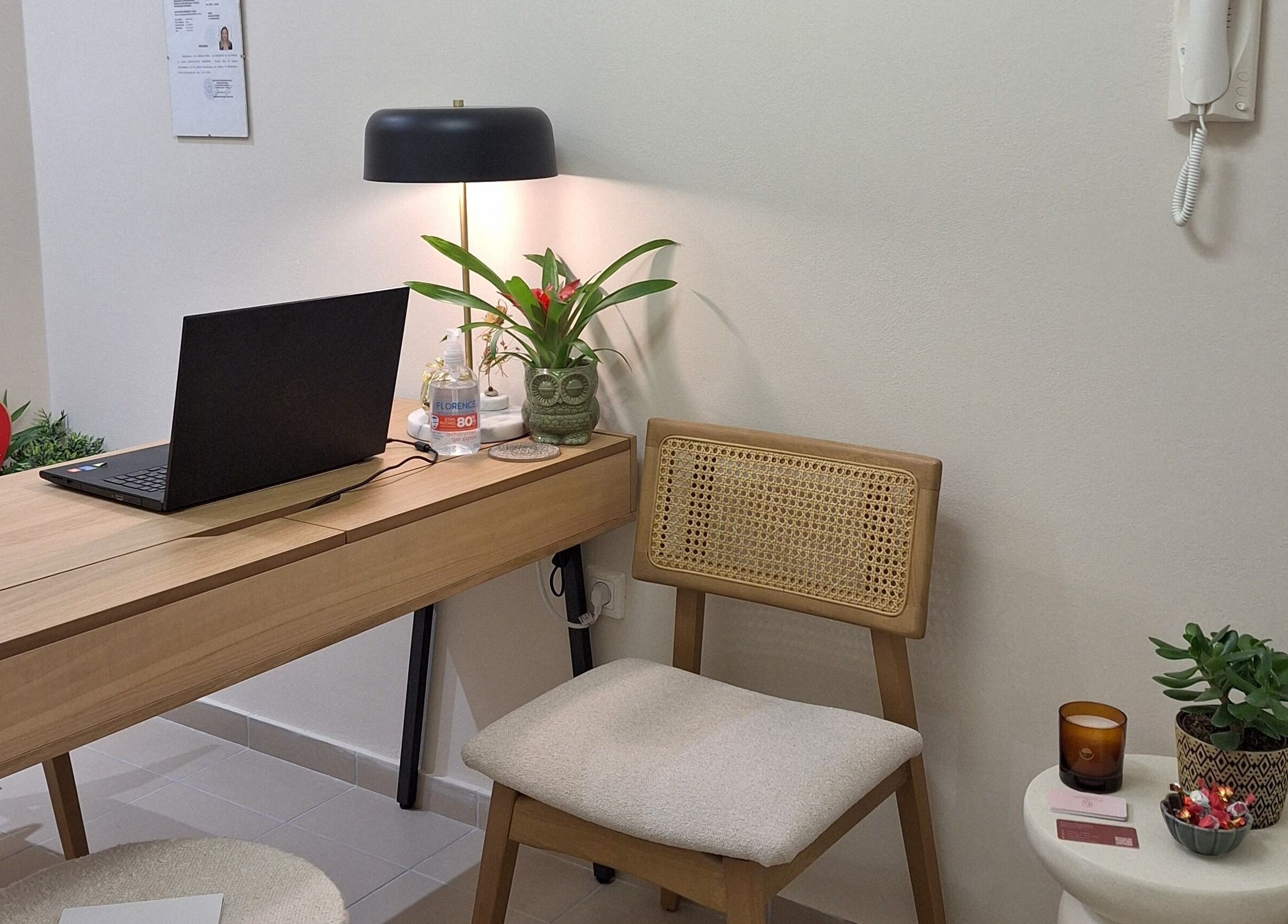 Σύγχρονος χώρος εργασίας στο Ινστιτούτο Αισθητικής Ελένη Βακάλη, Καλαμάτα, GR με κομψή διακόσμηση και laptop.