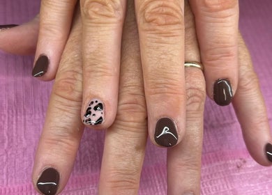 Stylish brown and leopard nail art at Beauty By Amc, Glasgow, Scotland, GB. Elegant nail design.