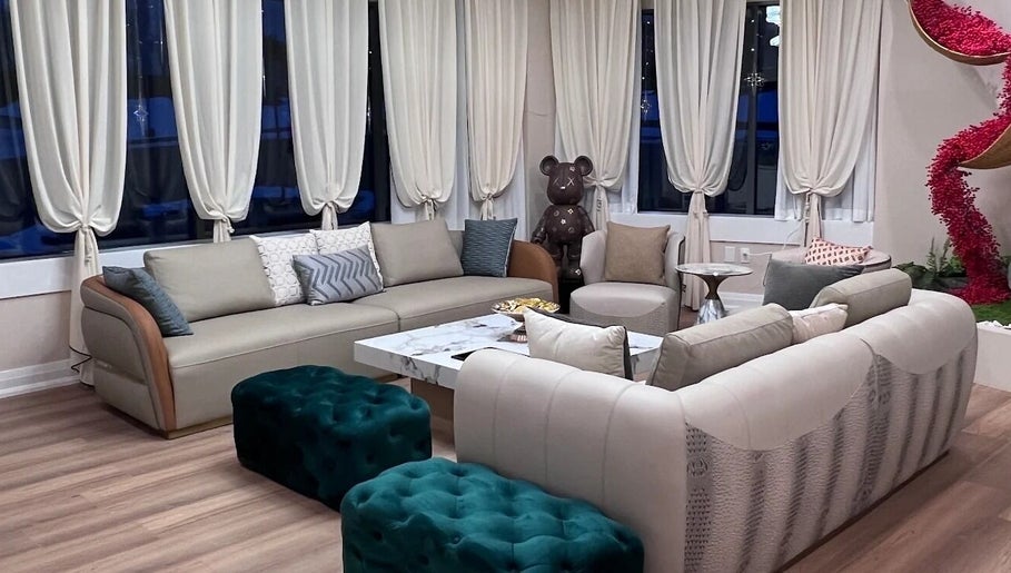 Elegant lounge at Fans Head Spa Mississauga, featuring plush sofas and stylish decor in Mississauga, Ontario, CA.