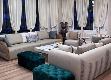 Elegant lounge at Fans Head Spa Mississauga, featuring plush sofas and stylish decor in Mississauga, Ontario, CA.