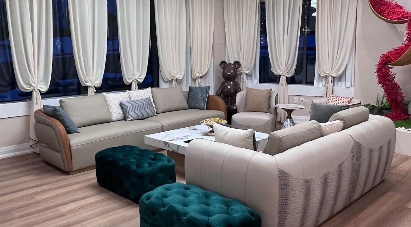 Elegant lounge at Fans Head Spa Mississauga, featuring plush sofas and stylish decor in Mississauga, Ontario, CA.