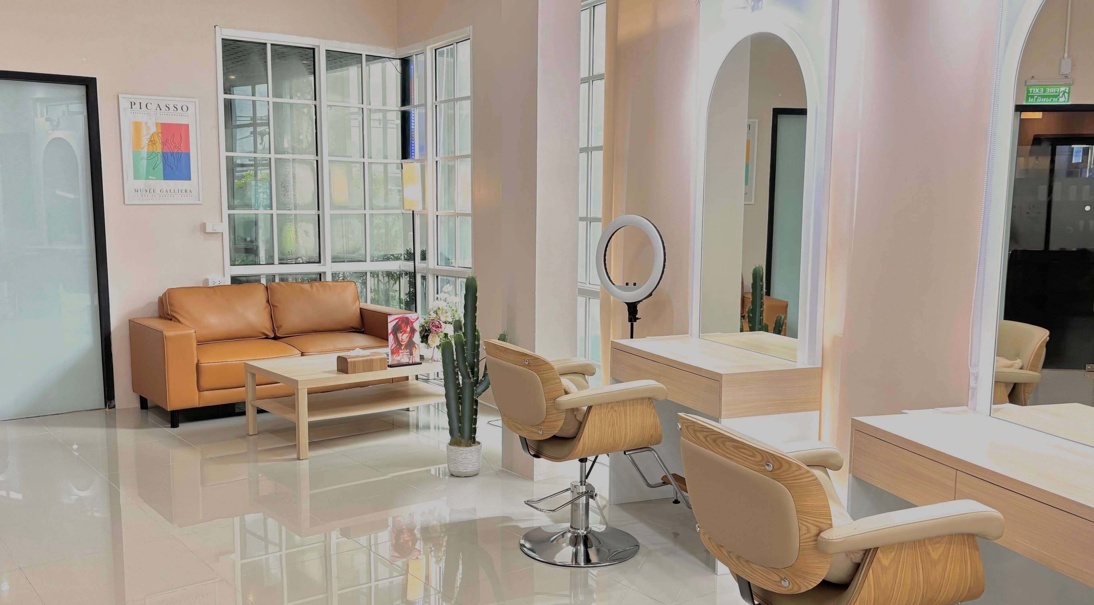 Stylish interior of Noble Hair Salon Bangkok in Krung Thep Maha Nakhon, showcasing modern chairs and decor.