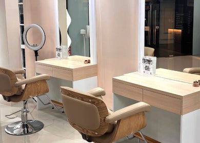 Modern styling stations at Noble Hair Salon Bangkok, Krung Thep Maha Nakhon, offering elegant beauty services.