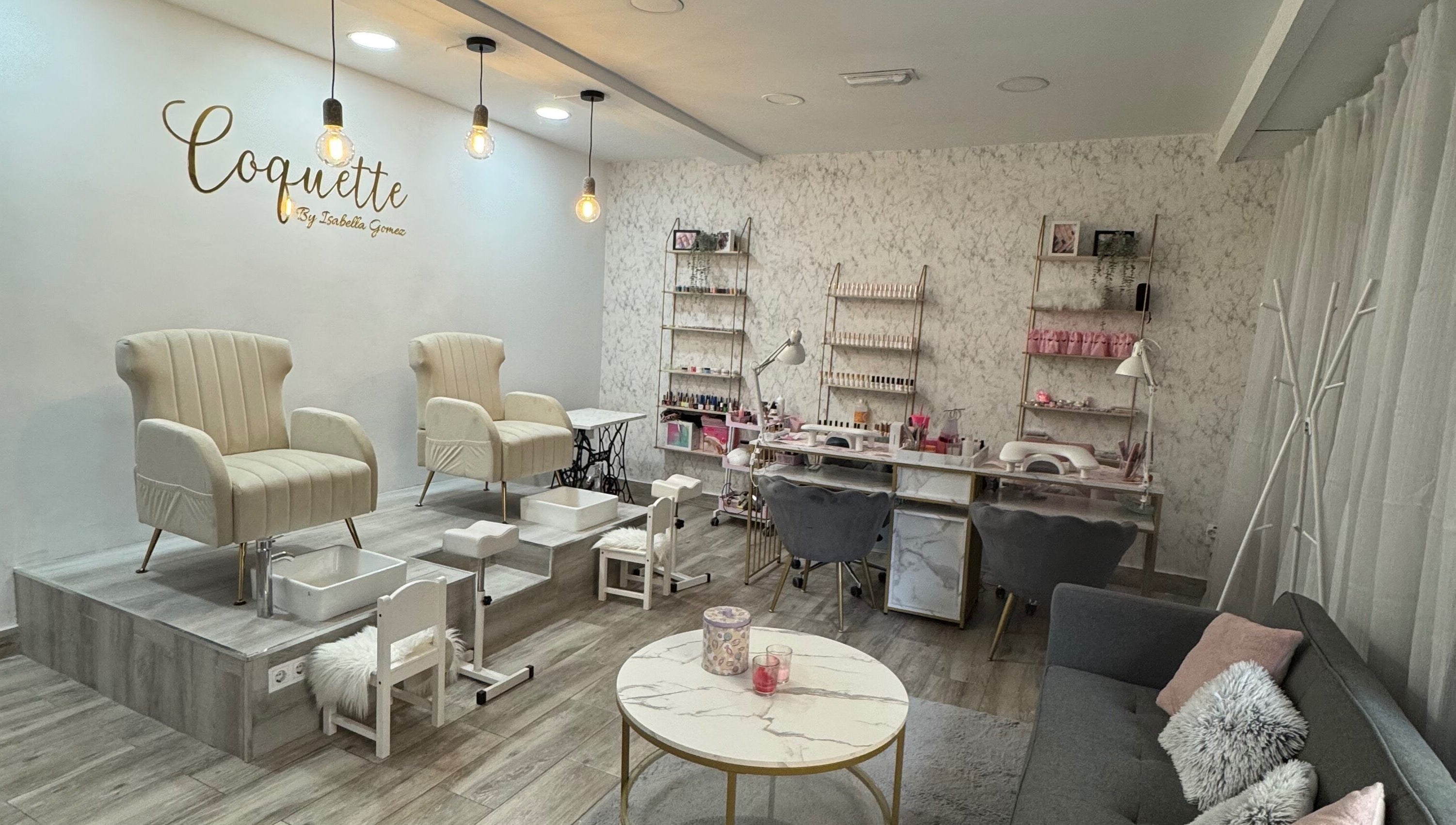 Interior moderno de Coquette by Isabella Gomez en València, Comunidad Valenciana, ES para belleza y bienestar.