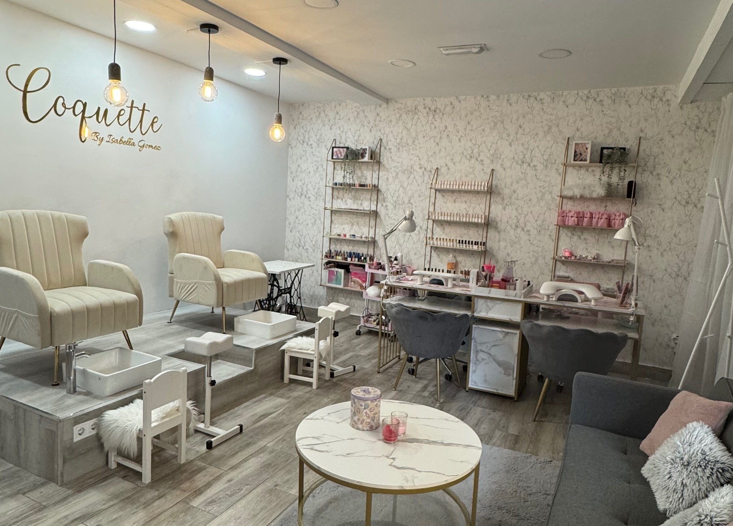 Interior moderno de Coquette by Isabella Gomez en València, Comunidad Valenciana, ES para belleza y bienestar.