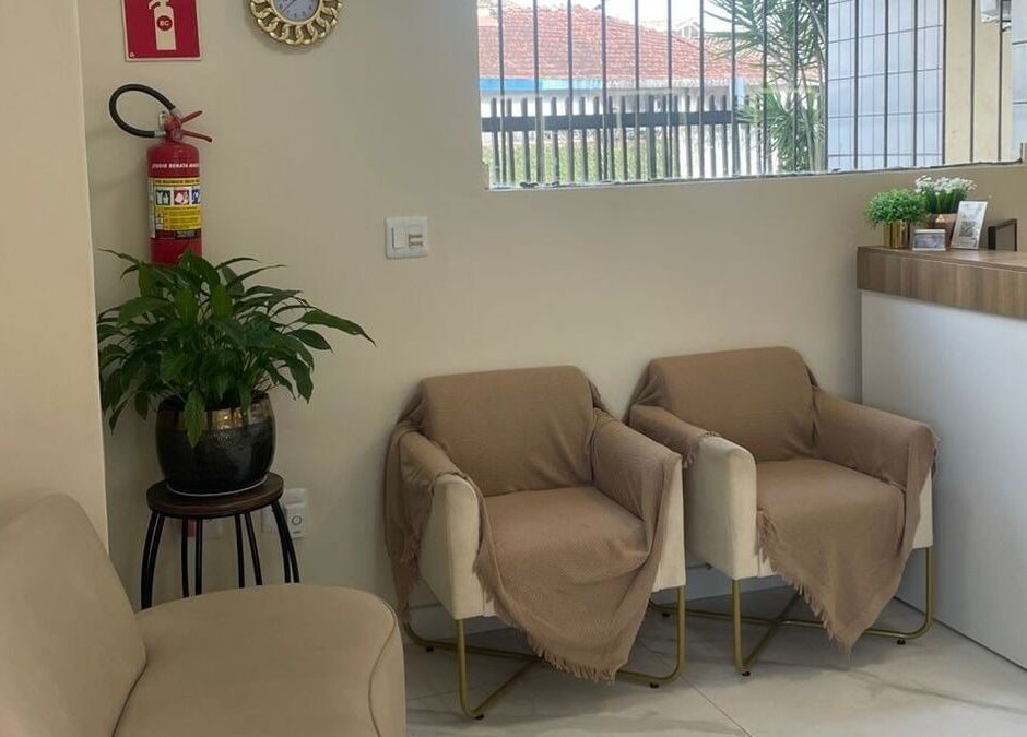 Recepção aconchegante do Renata Magalhães studio, São Paulo, São Paulo, BR, com cadeiras e decoração elegante.