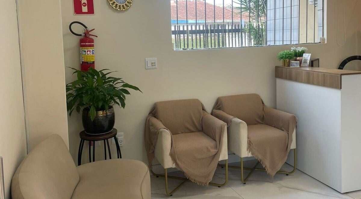 Recepção aconchegante do Renata Magalhães studio, São Paulo, São Paulo, BR, com cadeiras e decoração elegante.