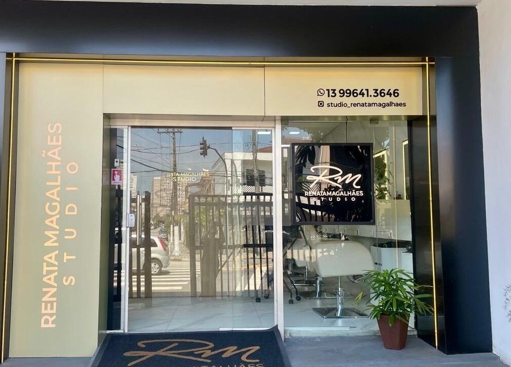 Entrada do Renata Magalhães studio em São Paulo, São Paulo, BR, destacando sua fachada moderna.