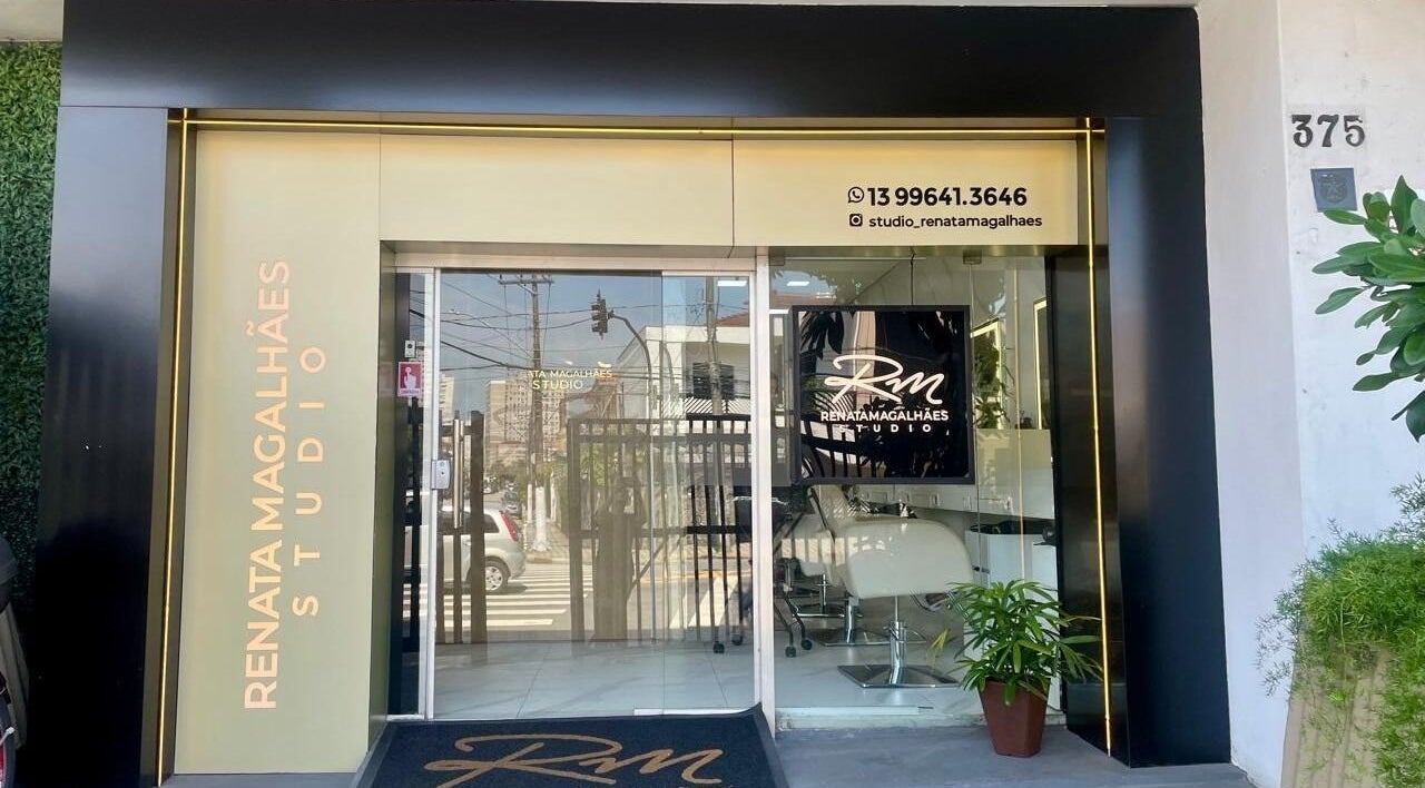 Entrada do Renata Magalhães studio em São Paulo, São Paulo, BR, destacando sua fachada moderna.